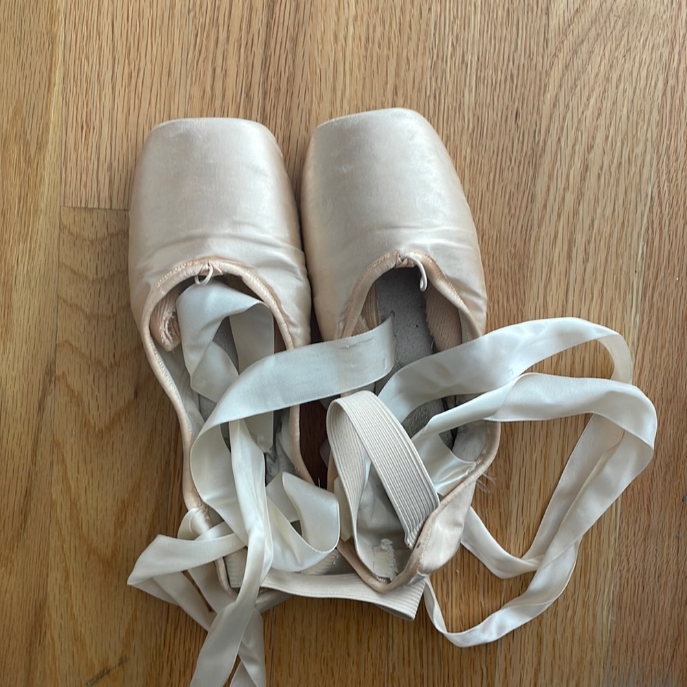 Capezio pointe shoes barely worn